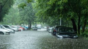 Route inondée et voitures immobilisées