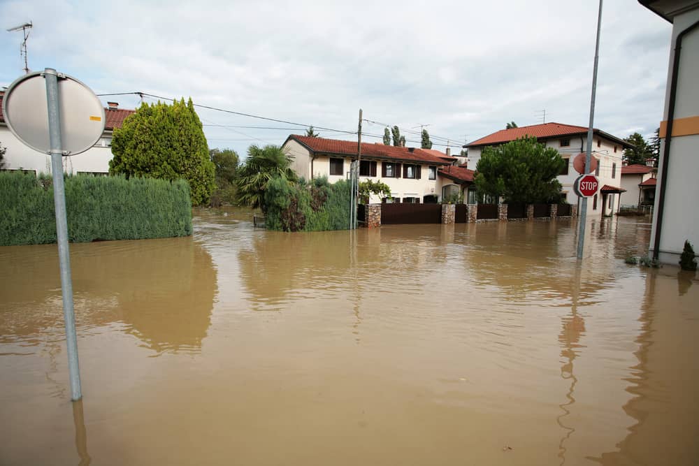 Maisons inondées suite à une catastrophe naturelle.