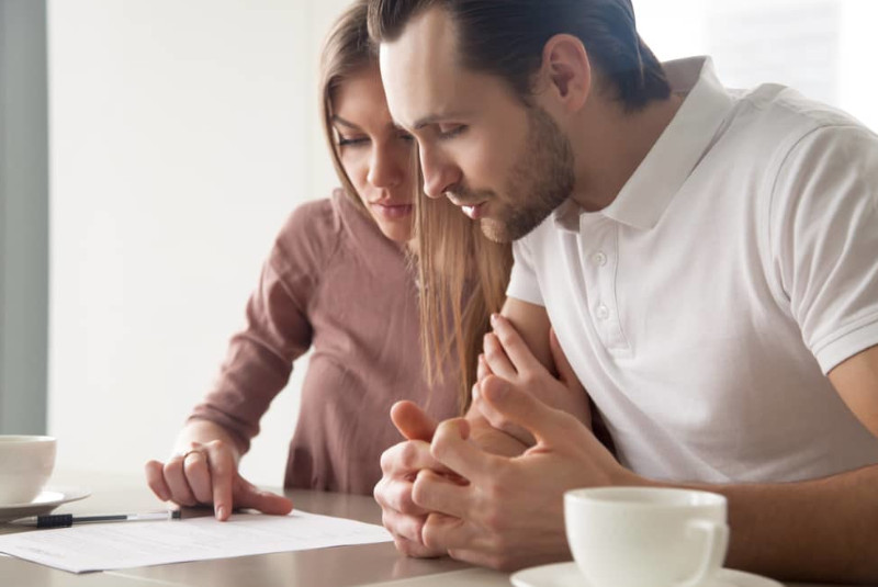 Couple étudiant un relevé de propriété